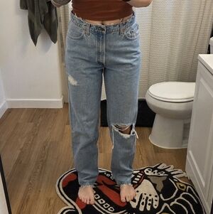 Classic Levi Distressed Women's Jeans